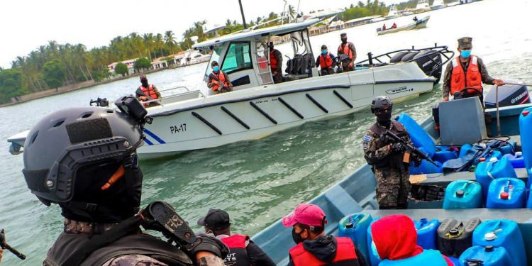 incautan-embarcacion-con-14-toneladas-de-droga-a-490-millas-nauticas-de-la-costa-salvadorena